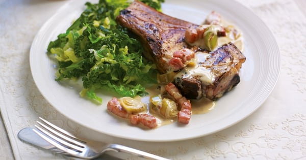 Griddled pork chops with creamy leek and bacon sauce
