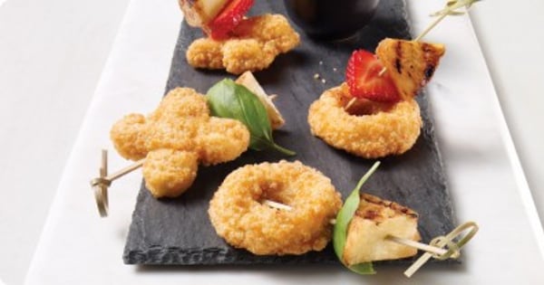 Appetizer - Minibrochettes with XOXO Chicken Nuggets and Grilled Pineapple