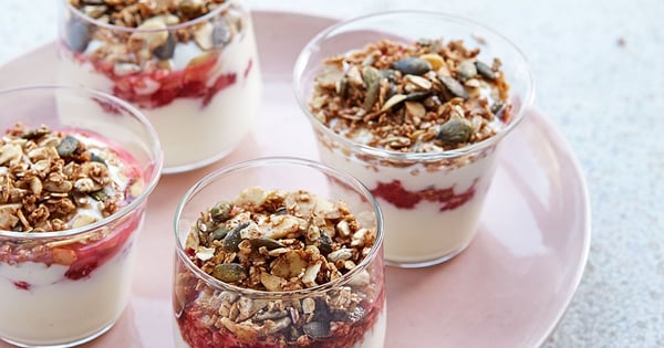 Raspberry yogurt crunch pots