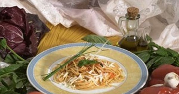 Bucatini with red pepper sauce