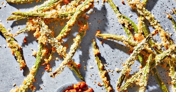 Crispy green bean chips with a roasted red pepper dip