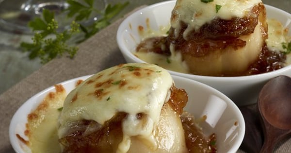 Pan seared scallops with caramelized onions and figs