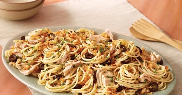 Garlic Spaghetti with Tuna and Olives
