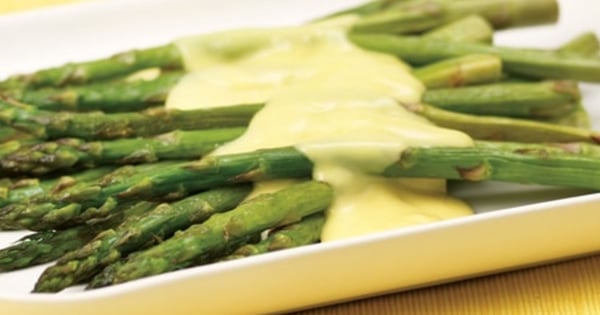 ROASTED ASPARAGUS WITH HOLLANDAISE SAUCE