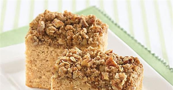 Apple Cinnamon Crunch Cake