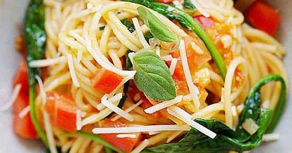 One-Pot Pasta with Spinach and Tomatoes