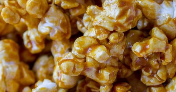 10 Minute Caramel Popcorn in the Microwave