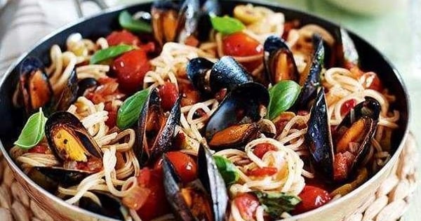 Chilli mussels with spaghetti
