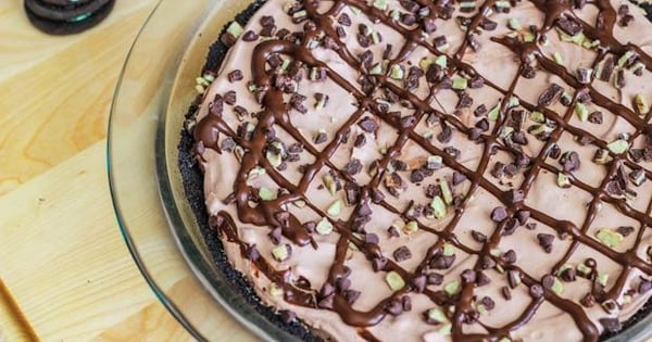 Skinny Frozen Mint Chocolate Chip Pie