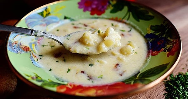 Cheesy Cauliflower Soup