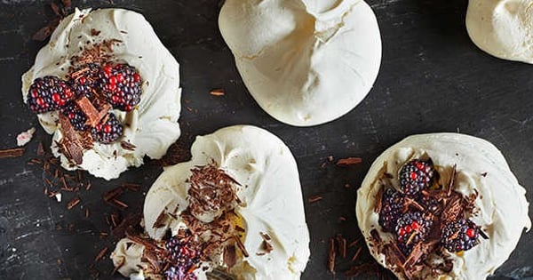 Vegan meringue with coconut cream and blackberries