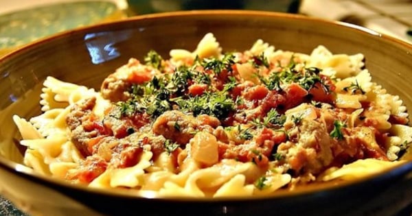 Bow Ties with Sausage, Tomatoes and Cream