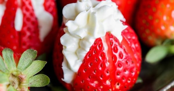 Cheesecake Stuffed Strawberries (Strawberry Blossoms)