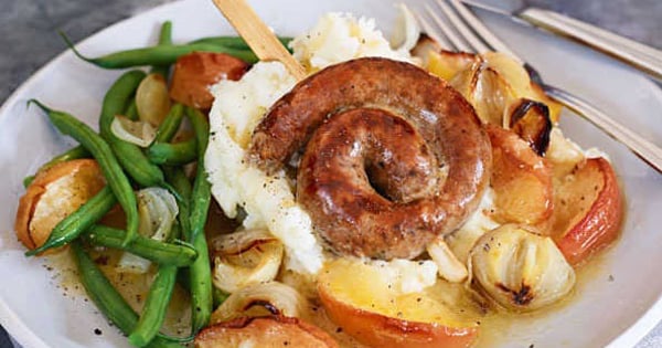 Sausage whirls with apples and mash