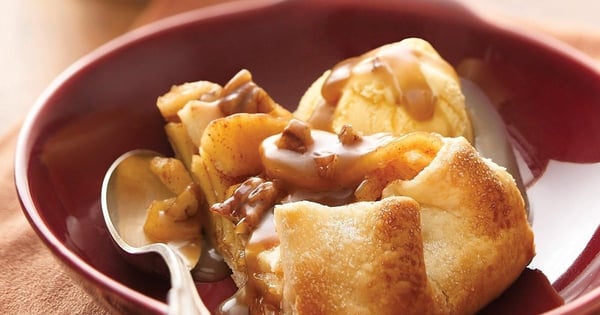 Cinnamon-Apple Pie with Caramel-Pecan Sauce