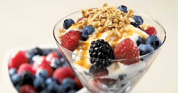 Crunchy yogurt with berries
