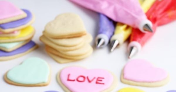 How to Decorate Valentine's Day Conversation Heart Cookies