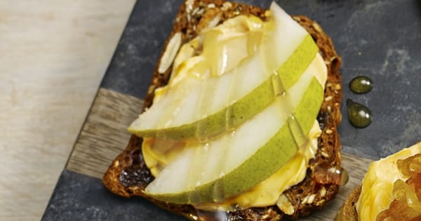 Creamy Cheddar, Pear and Honey Crisps