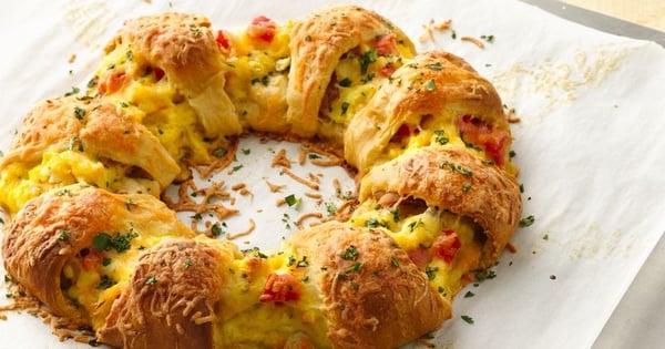Bacon, Egg and Cheese Brunch Ring