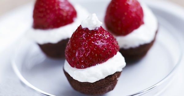 No-Bake Santa Hat Brownie Bites