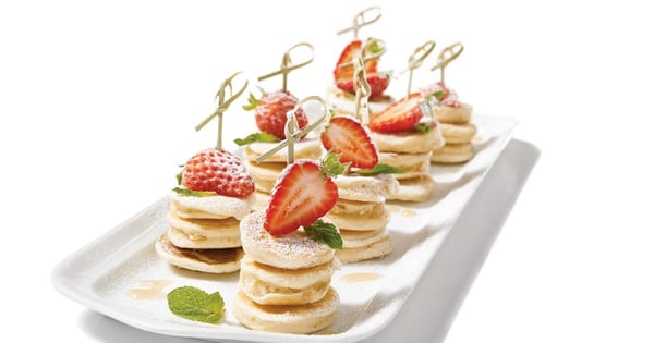 Mini pancakes with strawberries