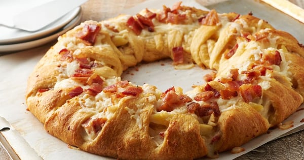 Chicken-Bacon Alfredo-Stuffed Crescent Ring