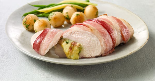 Chicken breast with basil and three cheeses, stuffed with Bacon