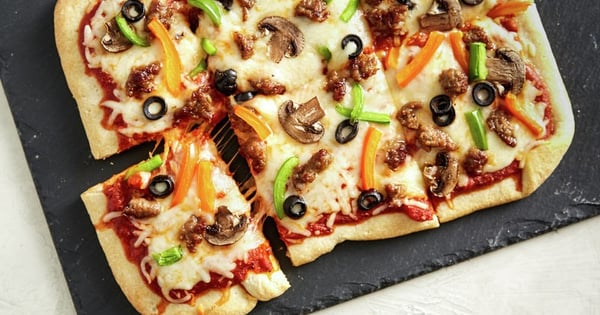 Homemade Pizza (The Easy Way)