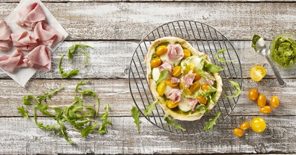 Gourmet Pesto Mozzarella Ham Pizza on Naan