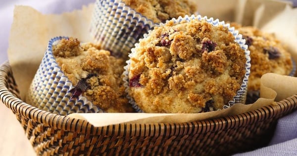 Blueberry-Streusel Muffins (White Whole Wheat Flour)