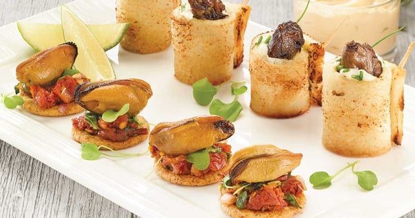 Smoked mussel bites with dried tomatoes and basil