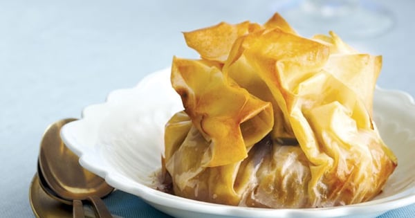 Warm apple and dulce de leche phyllo parcels