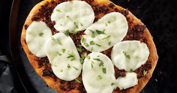 Dried tomato pesto and basil pizza from François Chartier