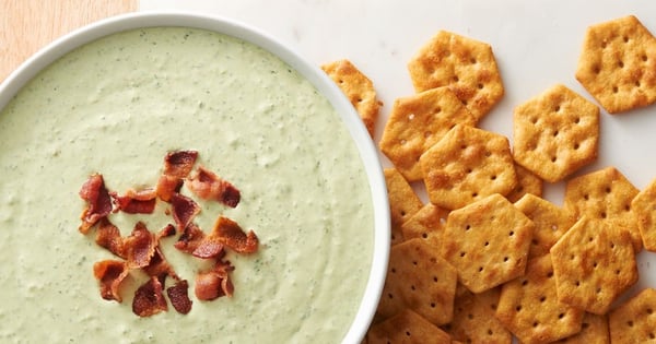 Creamy Bacon Spinach Artichoke Dip