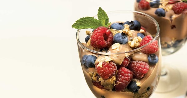 Crunchy chocolate-fieldberry yogurt cup