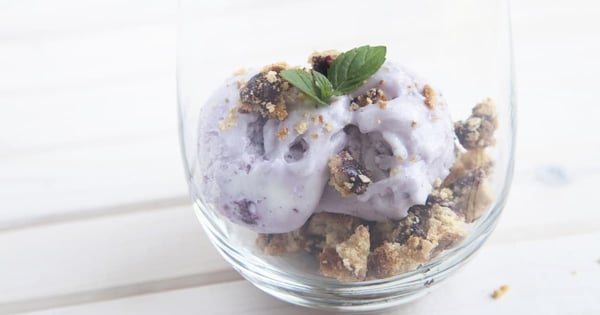 Blueberry Streusel Frozen Yogurt Parfait