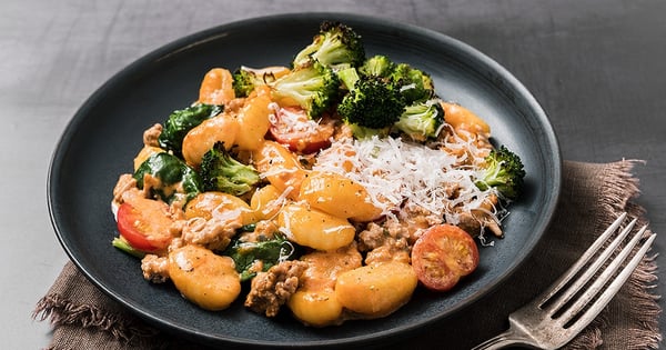 Gnocchi in rosé sauce with pork, spinach and grilled broccoli