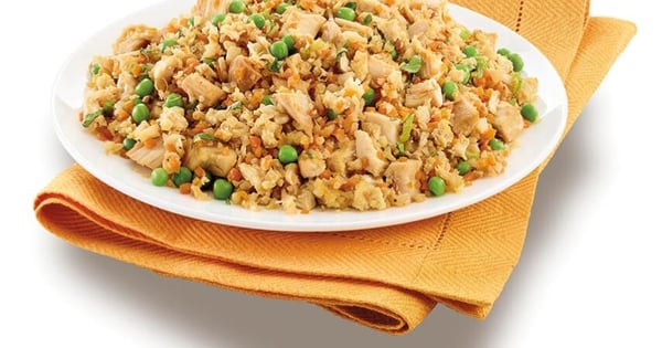Riced cauliflower stir-fry with chicken and vegetables