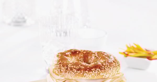 Bagel with smoked chicken breast, peppers and pesto