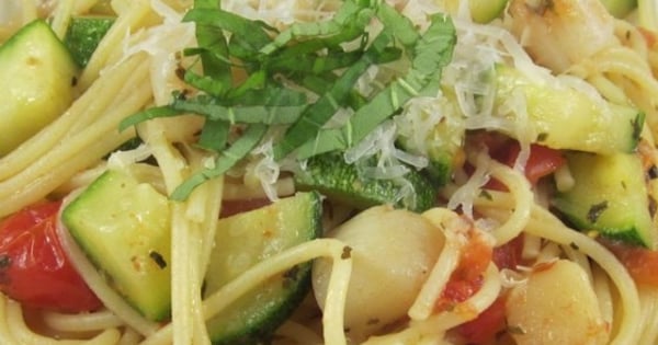 Pasta with Scallops, Zucchini, and Tomatoes
