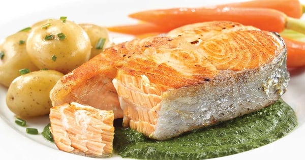 Salmon steaks with spinach & garlic sauce