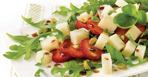 Roquette and strawberry salad with tomme de brebis de Charlevoix