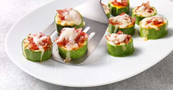 Zucchini pizza rounds with Amoré pepperoni