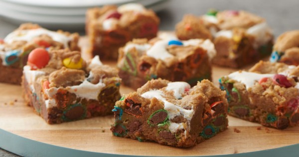 3-Ingredient Marshmallow M&M™ Cookie Bars