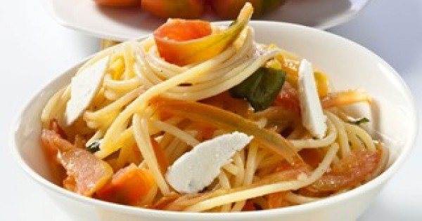 Spaghetti with marinated tomato and hard ricotta