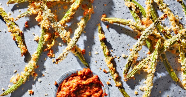 Crispy green bean chips with a roasted red pepper dip