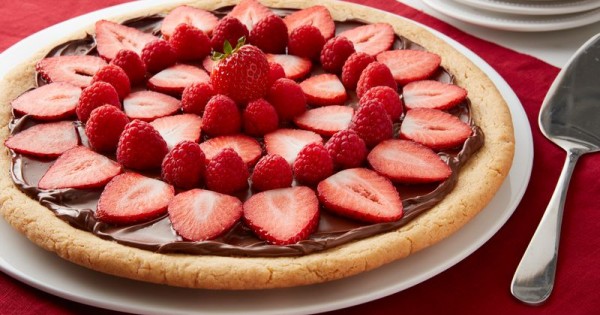 Cookie Tart with Nutella® hazelnut spread and Berries