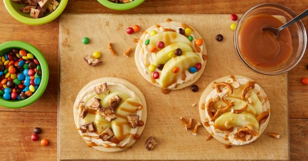 Mini Caramel Apple-Sugar Cookie Pizzas