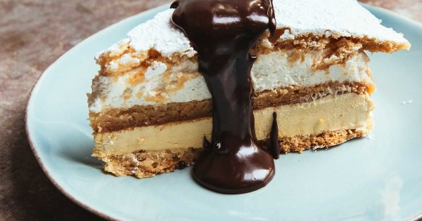 Mocha Dacquoise Cake