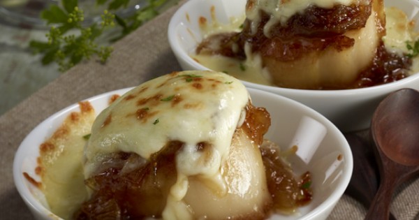 Pan seared scallops with caramelized onions and figs